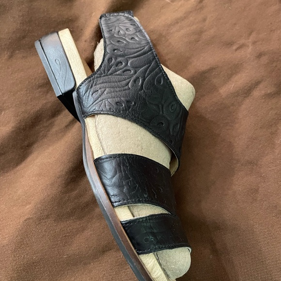 Leather sandals with Velcro closure on the outer sides. Approx 1 inch heel. - Picture 4 of 10